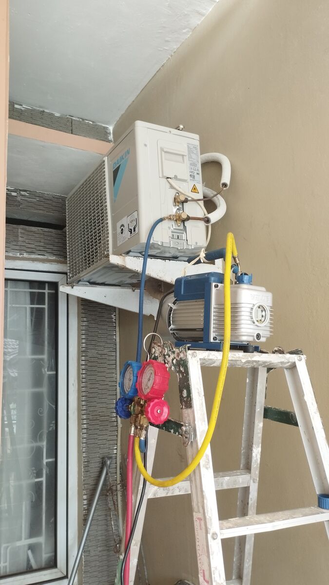 Teknisi Cool Pro sedang melakukan vakum AC split
