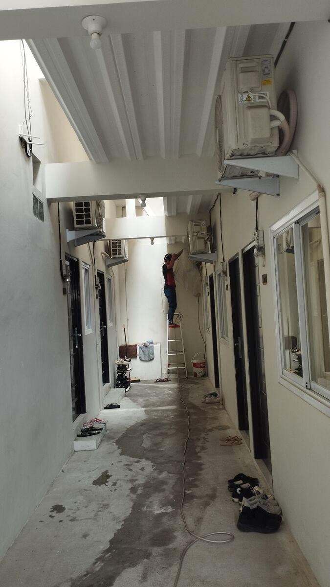 Proses instalasi AC baru di ruang kantor