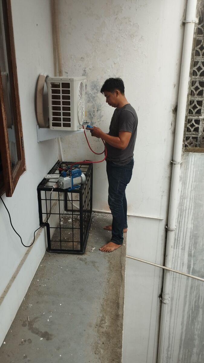 Tim Cool Pro melakukan maintenance AC profesional