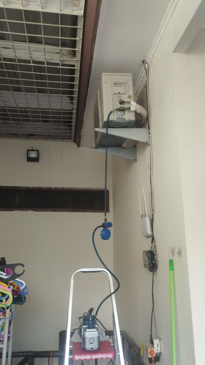 Teknisi profesional Cool Pro sedang bekerja